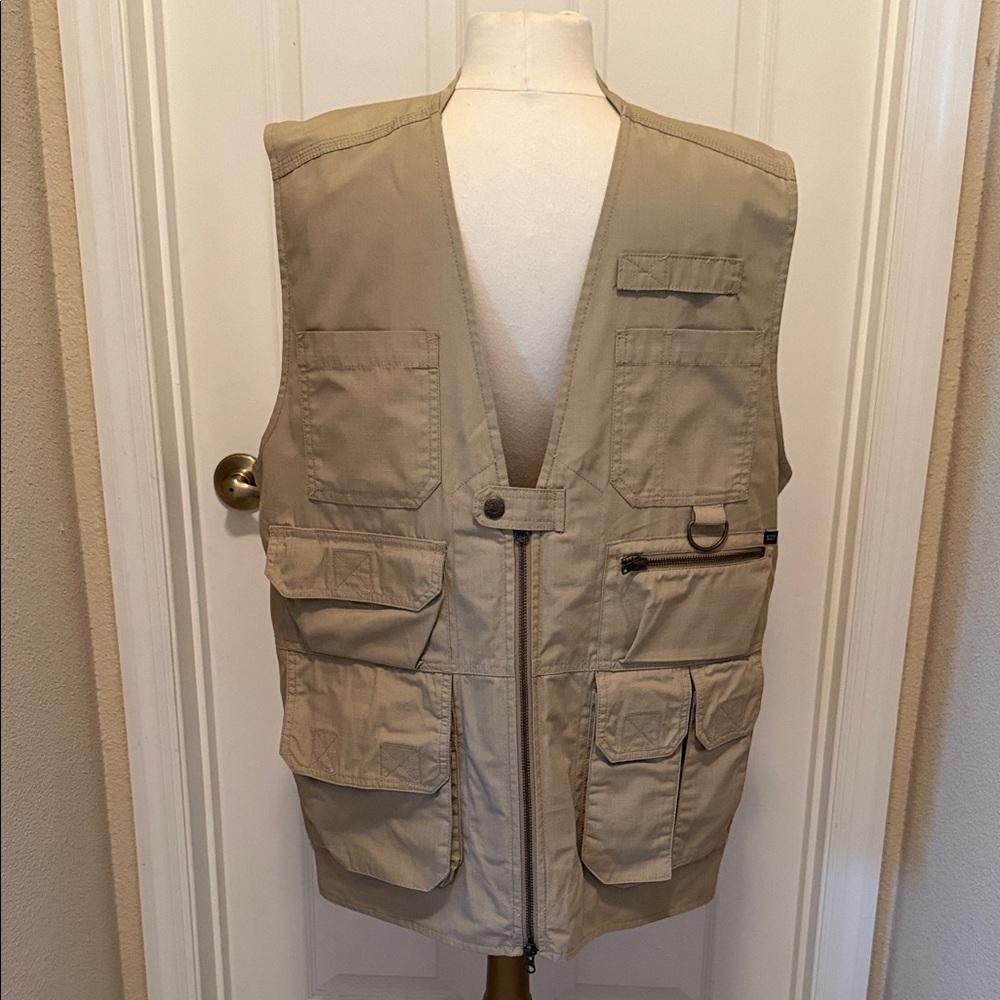 * NEW - 5.11 Tactical Men's Multi-Pocket Field Vest in Khaki (sz large)